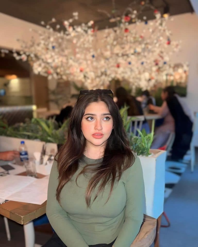 Diya, 25
